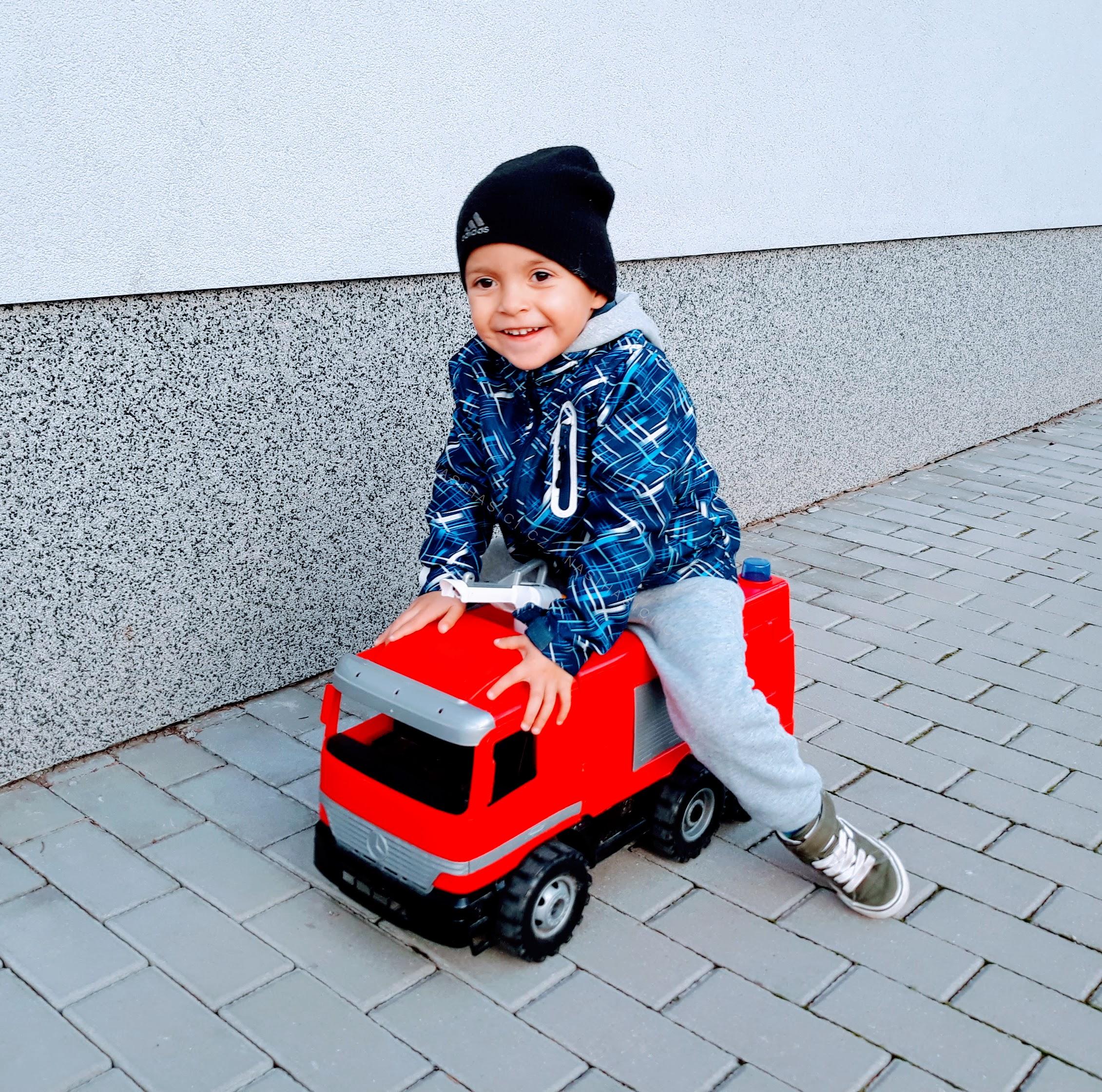 Velké stříkající hasičské auto 