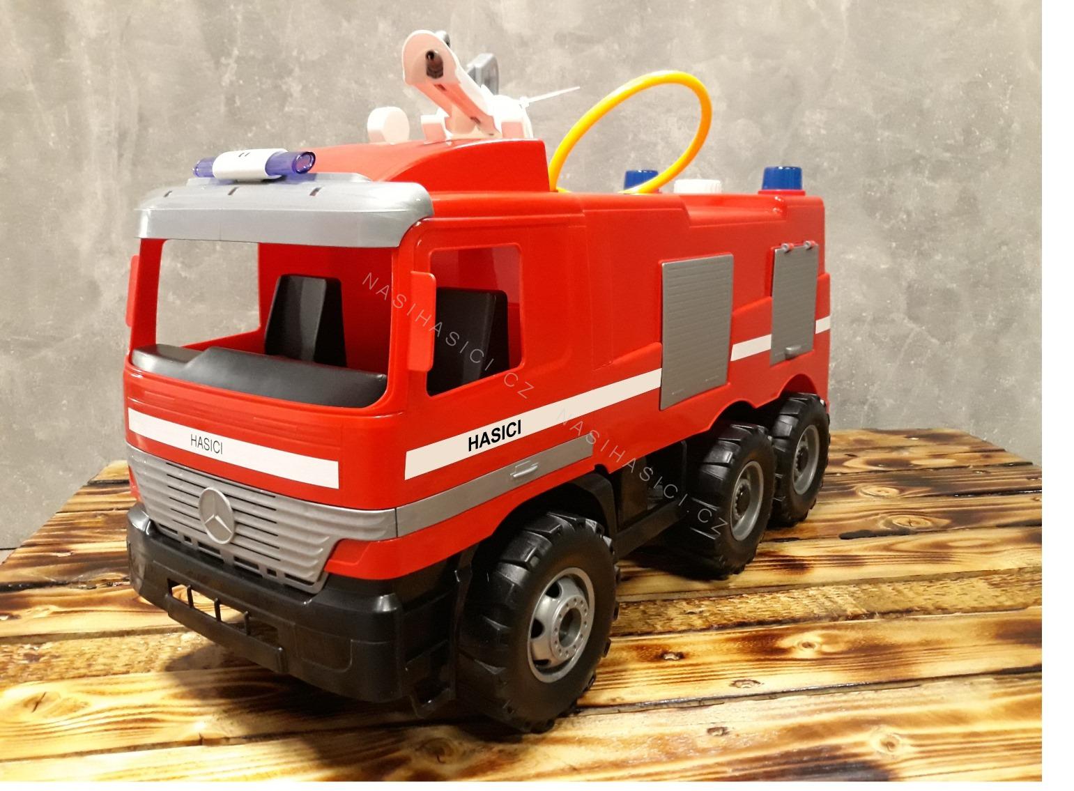 Velké stříkající hasičské auto 