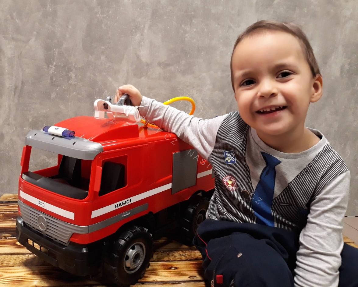 Velké stříkající hasičské auto 