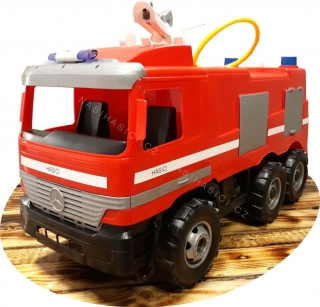 Velké stříkající hasičské auto 